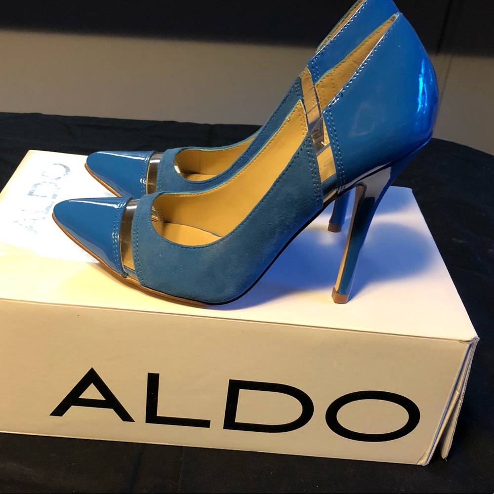 Blue pumps